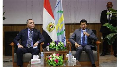 وزير الشباب يتفقد نادي الطيران.. ويشيد بتنوع الأنشطة والألعاب الرياضية