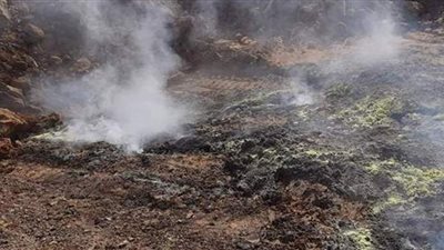 أدخنة وألسنة لهب تخرج من باطن الأرض في الوادي الجديد.. لجنة علمية لدراسة الظاهرة.. ومخاوف بين الأهالي من نشاط بركاني | صور