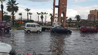 الإسكندرية تغرق في شبر مياه.. تعطل حركة السيارات والمارة