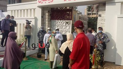 الشرطة النسائية تساعد الناخبات أمام لجنة التوفيقية بشبرا | صور