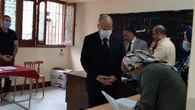 محافظ القاهرة يدلي بصوته في انتخابات النواب بمصر الجديدة