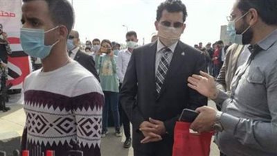 وزير  الرياضة في طابور الناخبين للتصويت بانتخابات النواب بالشروق | صور