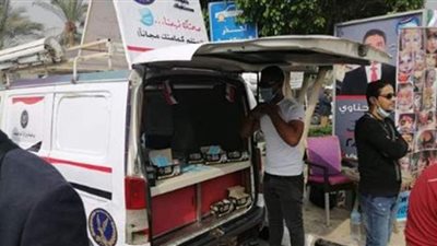 قسم شرطة التجمع الأول بالرحاب يوزع أعلاما وكمامات على الناخبين