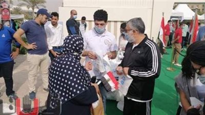 توزيع أدوية تقوية المناعة على الناخبين أمام المدرسة البريطانية بالرحاب | صور