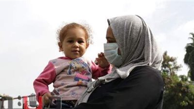 برفقة أطفالهن..  طوابير السيدات تزين  انتخابات مجلس النواب بمدرسة التوفيقية في شبرا | صور