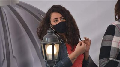 جميلات جاردن سيتي ومدينة نصر  يستقبلن المواطنين بالأعلام أمام لجان انتخابات النواب | صور