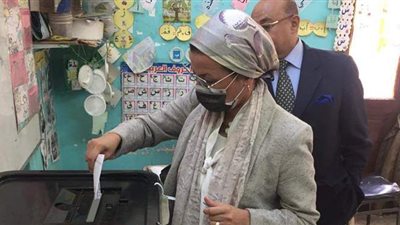 وزيرة البيئة تدلي بصوتها في انتخابات النواب بمصر الجديدة | فيديو