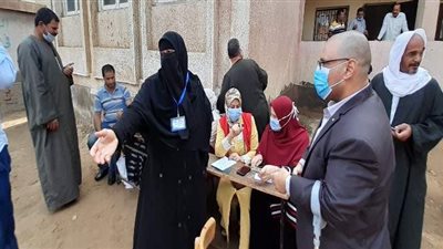 قياس درجة حرارة والسكر والضغط للناخبين أمام لجان انتخابات مجلس النواب بالغربية.. صور