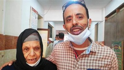 سيدة سبعينية تدلي بصوتها في انتخابات النواب.. ورسالتها للشباب: 