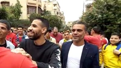 الناخبون يلتقطون السيلفي مع مؤمن زكريا أمام لجنة الانتخابات | فيديو وصور