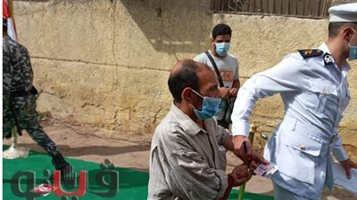 ضابط تأمين لجنة بحدائق القبة يساعد أحد ذوي الاحتياجات الخاصة فى الإدلاء بصوته