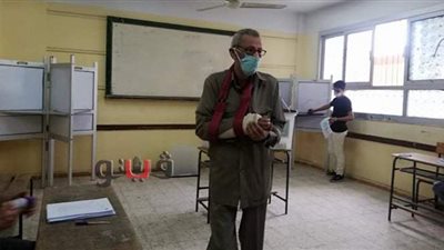 رغم كسر يده.. عجوز يحرص على المشاركة في انتخابات النواب بالمطرية | فيديو