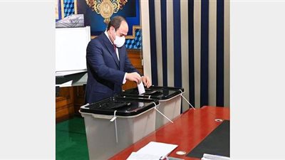 لحظة إدلاء السيسي بصوته في انتخابات مجلس النواب 2020 | فيديو