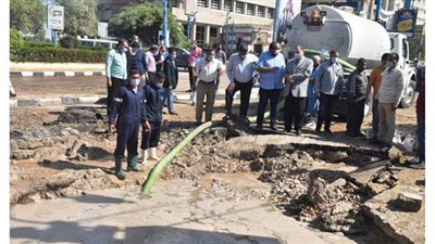 تشغيل خطوط بديلة لحين إصلاح كسر خط مياه ميدان الحرب والسلام بأسيوط | صور