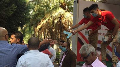 الشباب يشاركون في توزيع الكمامات والكحول على الناخبين  بالمعادي | صور