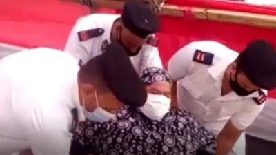 أفراد الشرطة يحملون مسنة لمساعدتها في الإدلاء بصوتها بانتخابات النواب بالأميرية | فيديو