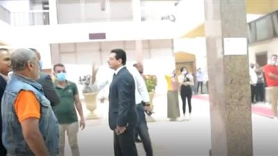 مشادة بين مرشح ومندوبي منافس آخر  لتوجيه الناخبين بمدينة نصر| فيديو