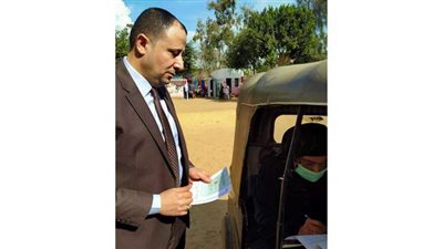 رئيس لجنة بمركز سمنود بالغربية يخرج لمسن وزوجته للتصويت بالانتخابات البرلمانية