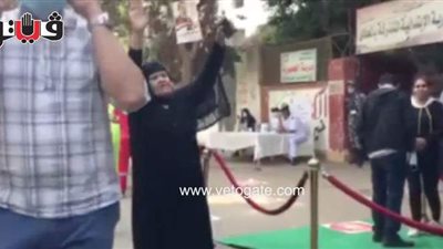 عجوز تشعل لجان المعادي بالرقص على الأغاني الوطنية ..فيديو