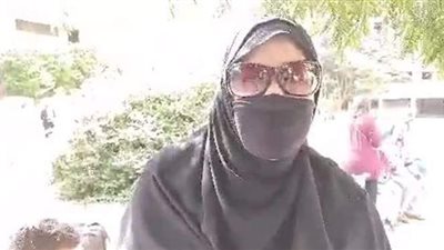 سيدة تصطحب حفيدتها خلال الإدلاء بصوتها: عشان يكون عندها فكرة.. والمشاركة 