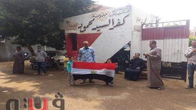 أطفال  يحملون علم مصر أمام لجان انتخابات النواب بالشرقية | صور
