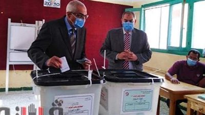 رئيس جامعة المنصورة يدلي بصوته في انتخابات النواب | صور