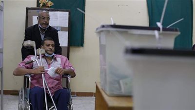 مواطن يدلي بصوته على كرسي متحرك في لجنة التوفيقية بشبرا | صور
