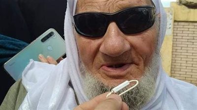 مسن كفيف بكفرالشيخ يدلي بصوته متكئا على عكازه
