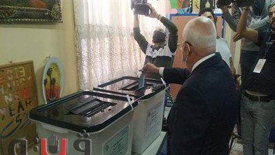 محافظ بورسعيد يدلي بصوته في انتخابات النواب بمدرسة المشير | فيديو وصور