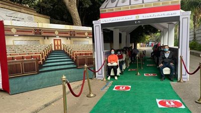 قياس درجة الحرارة للناخبين قبل الإدلاء بأصواتهم بلجان مدينتي | فيديو