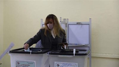 المدير التنفيذي للأكاديمية الوطنية للتدريب تدلي بصوتها في انتخابات مجلس النواب ٢٠٢٠