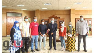 رئيس جامعة جنوب الوادي يكرم الطلاب الفائزين بالمسابقة الفنية | صور