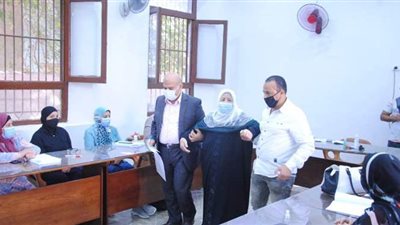 كيف تغلب الناخبون على حالة الطقس والانتظار بانتخابات النواب 2020؟.. ناخبو الشرقية يتناولون 