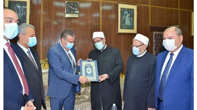 محافظ المنوفية يهدي درع المحافظة لوزير الأوقاف