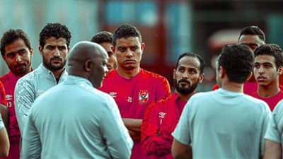 موسيماني يحاضر لاعبي الأهلي قبل المران