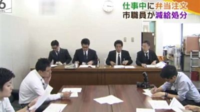 شركة يابانية تعتذر تلفزيونيا لترك عامل مكتبه ثلاث دقائق (فيديو وصور)