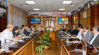 بالصور.. فريق عمل من وزارة المالية يزور ميناء دمياط