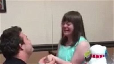 بالفيديو والصور.. شاب يطلب يد حبيبته المصابة بمتلازمة داون