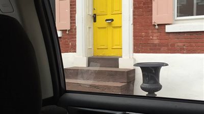 بالصور.. عائلة تنفذ مقلبا في عامل بريد بإرسال أطول ظرف