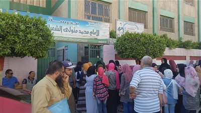 تواجد أولياء أمور طلاب الثانوية في محيط لجان المنصورة لمساندة أبنائهم