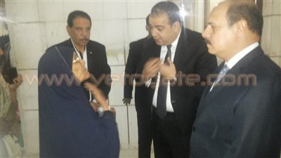 محافظ الفيوم لـ«عجوز» تطلب مساعدته: «أنا مش فاضي لك»