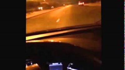 بالفيديو.. كويتي يرمي النقود من سيارته