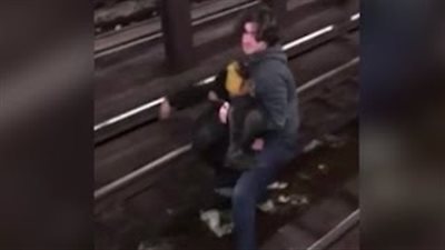 بالفيديو والصور.. رجل يقفز على مسار قطار لإنقاذ آخر فقد الوعي