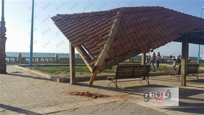 بالصور.. انهيار مظلات الشمس على كورنيش الإسكندرية