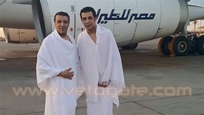 بالصور.. مصطفى كامل وشقيقه يسافران لأداء العمرة