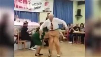 بالفيديو.. عجوزان يشتهران بسبب رقصتهما على موسيقى «الروك»