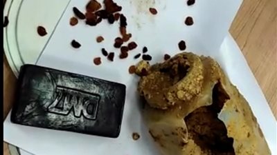 ضبط راكب حاول تهريب ربع كيلو حشيش في برطمان «مش» بمطار القاهرة