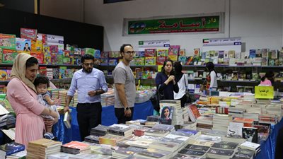 في اليوم السادس لمعرض عمان الدولي للكتاب 2018.. الأجنحة المصرية: المبيعات متوسطة.. الجمهور يبحث عن ثروت عكاشة والمغامرون الخمسة.. الأسعار تتراوح بين 1-20 دينارا.. وكتب الأطفال لا تلقى رواجا (صور)