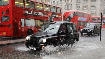 بالصور.. فيضانات تغرق شوارع شمال بريطانيا