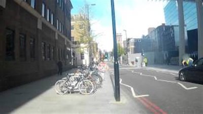 بالفيديو والصور.. فندق يخطف أبصار شاب ويوقعه في ورطة